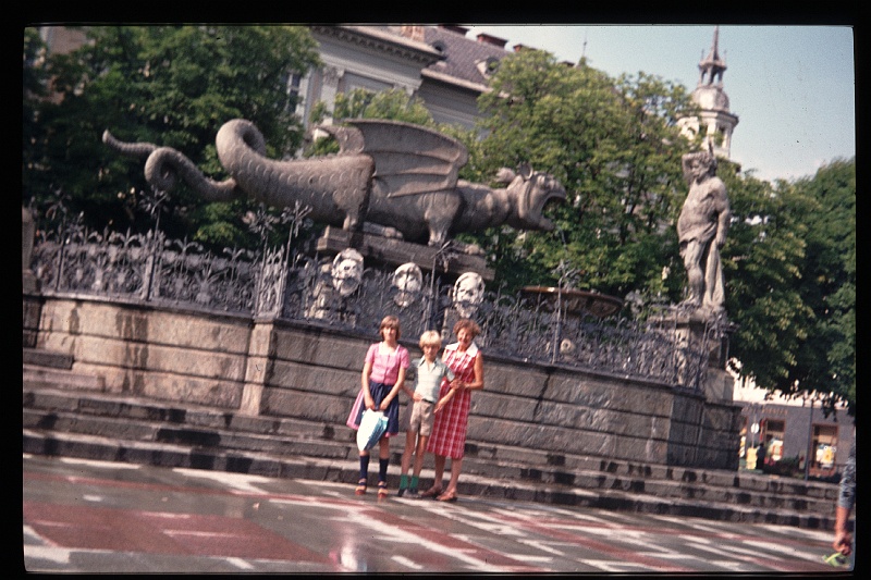 36.Klagenfurt jun 1976 Mama,Brigitte,Peter.JPG